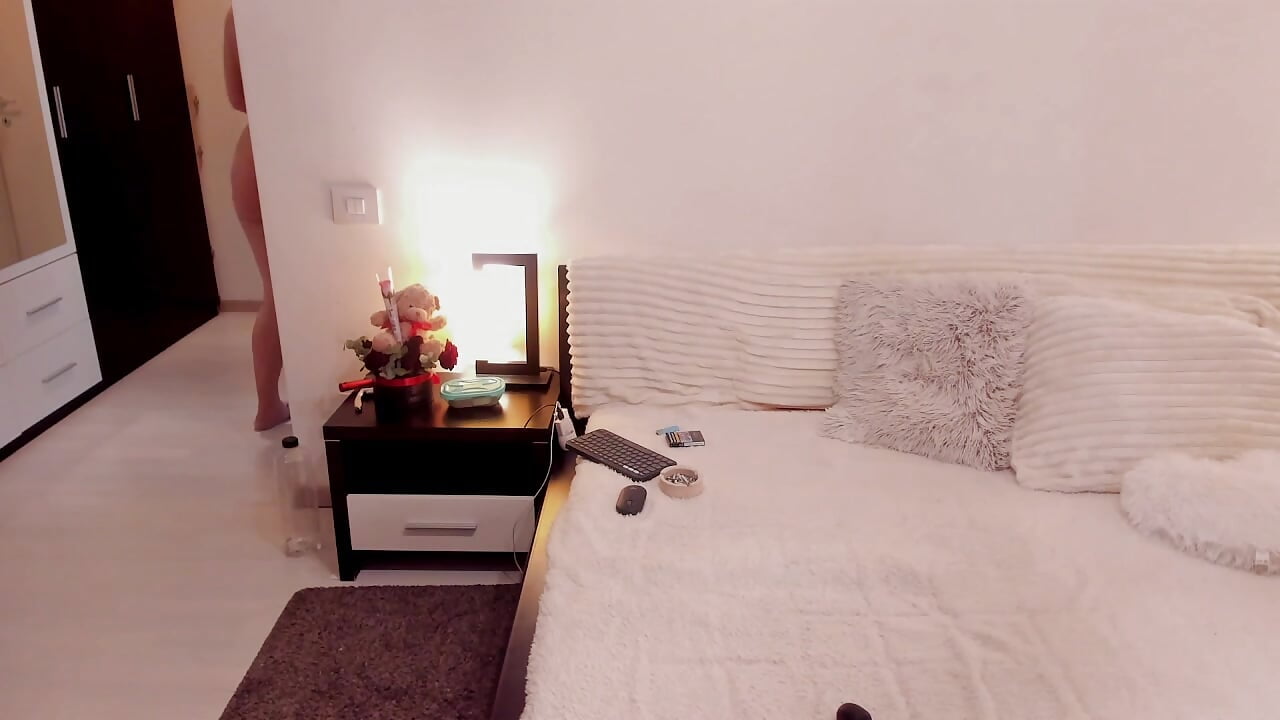 full naked smoking , ponnytail - Vídeo de LadyAriaHunt, modelo de vídeos