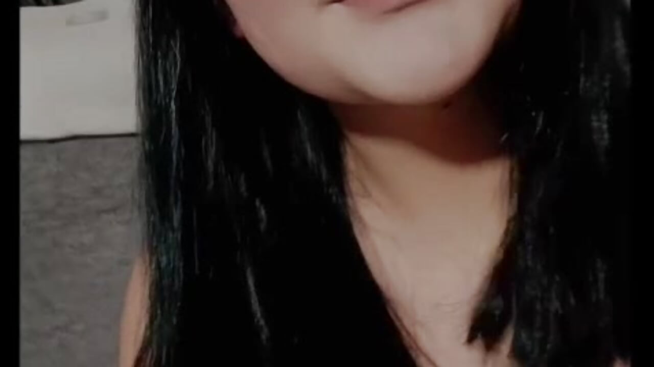 Welcome to my room 🌹 – video od webkamerové modelky Emmyhorny__