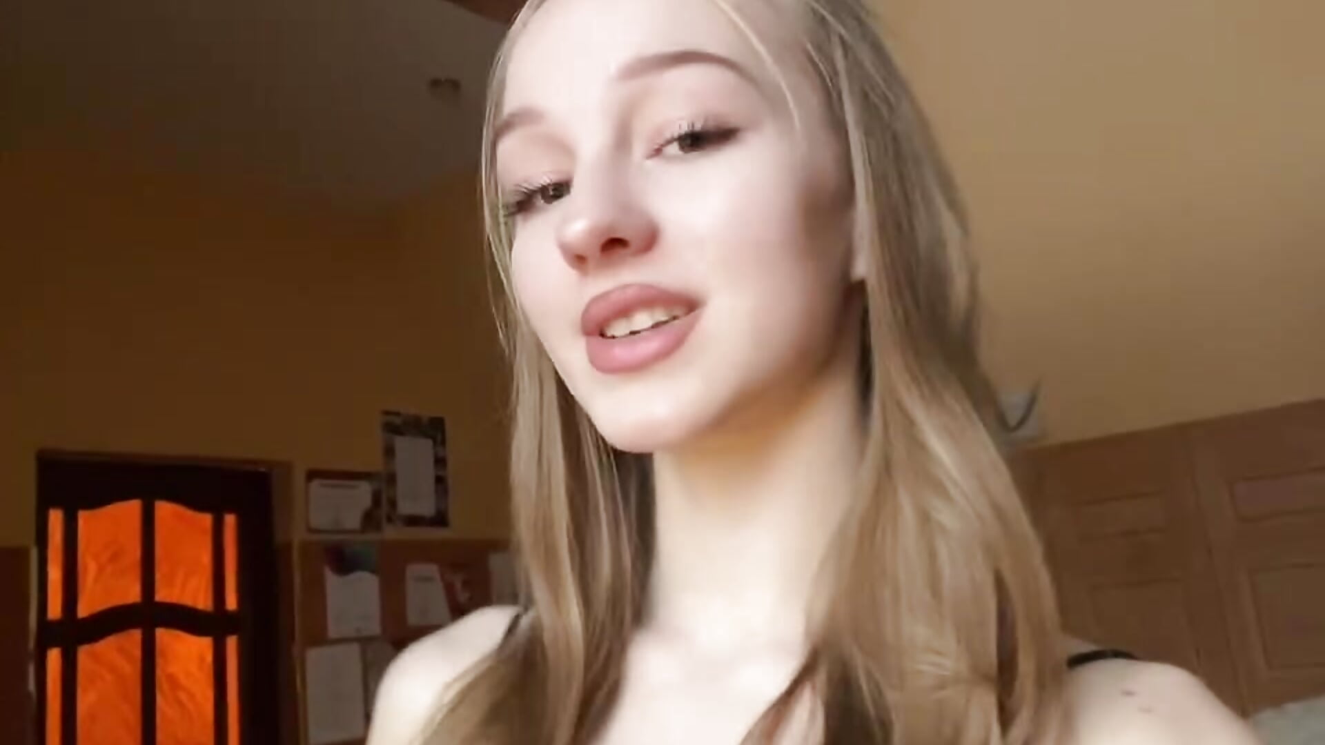 face kissing - video av Anika_Socutehe cam model