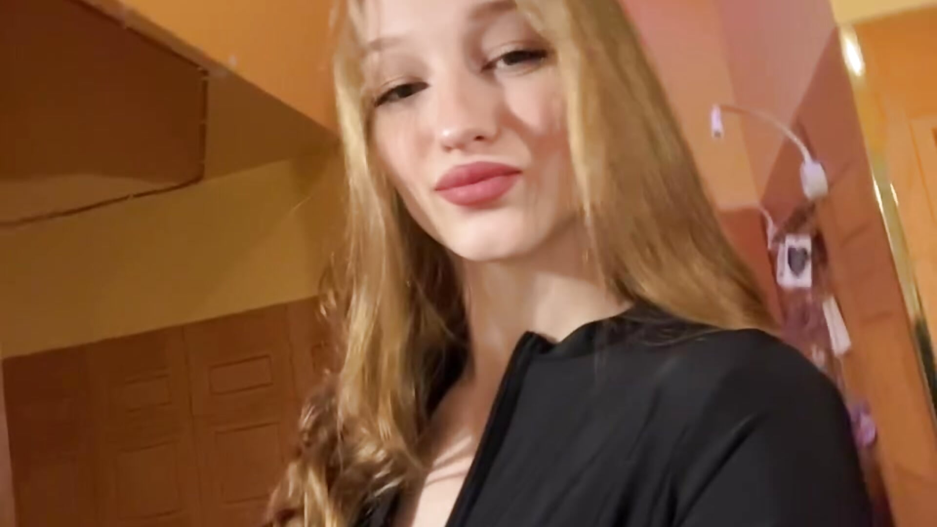 hot face - video av Anika_Socutehe cam model