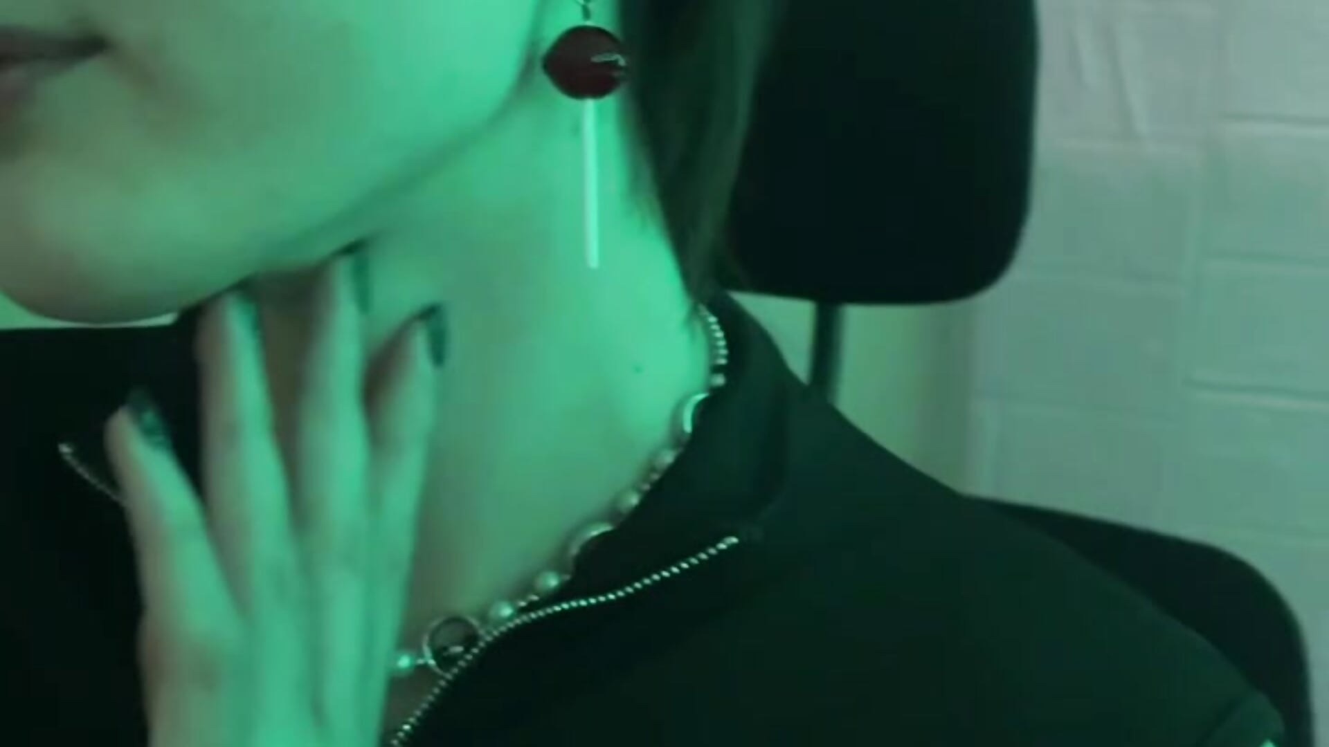 piercing - video di Vodka_Ramfi modella di cam