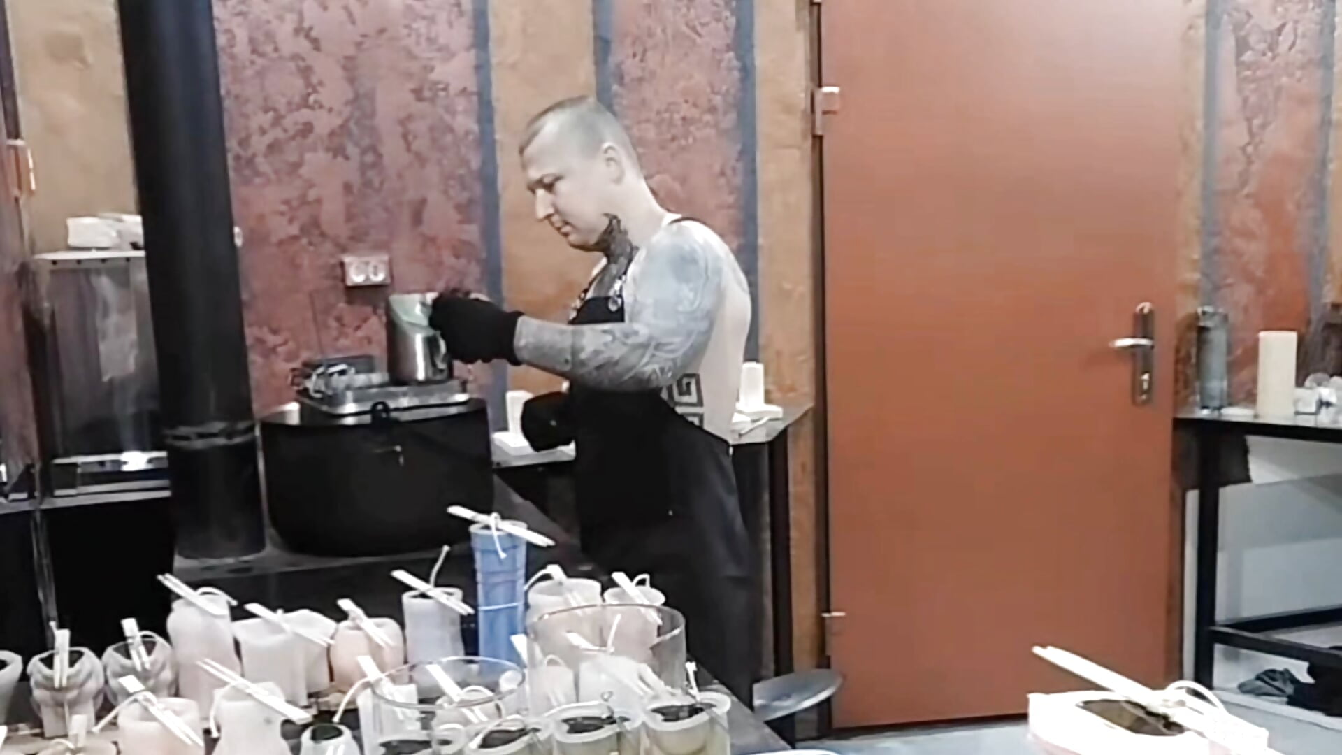 the process of pouring wax into molds - vídeo de la modelo de cam devilWithTats