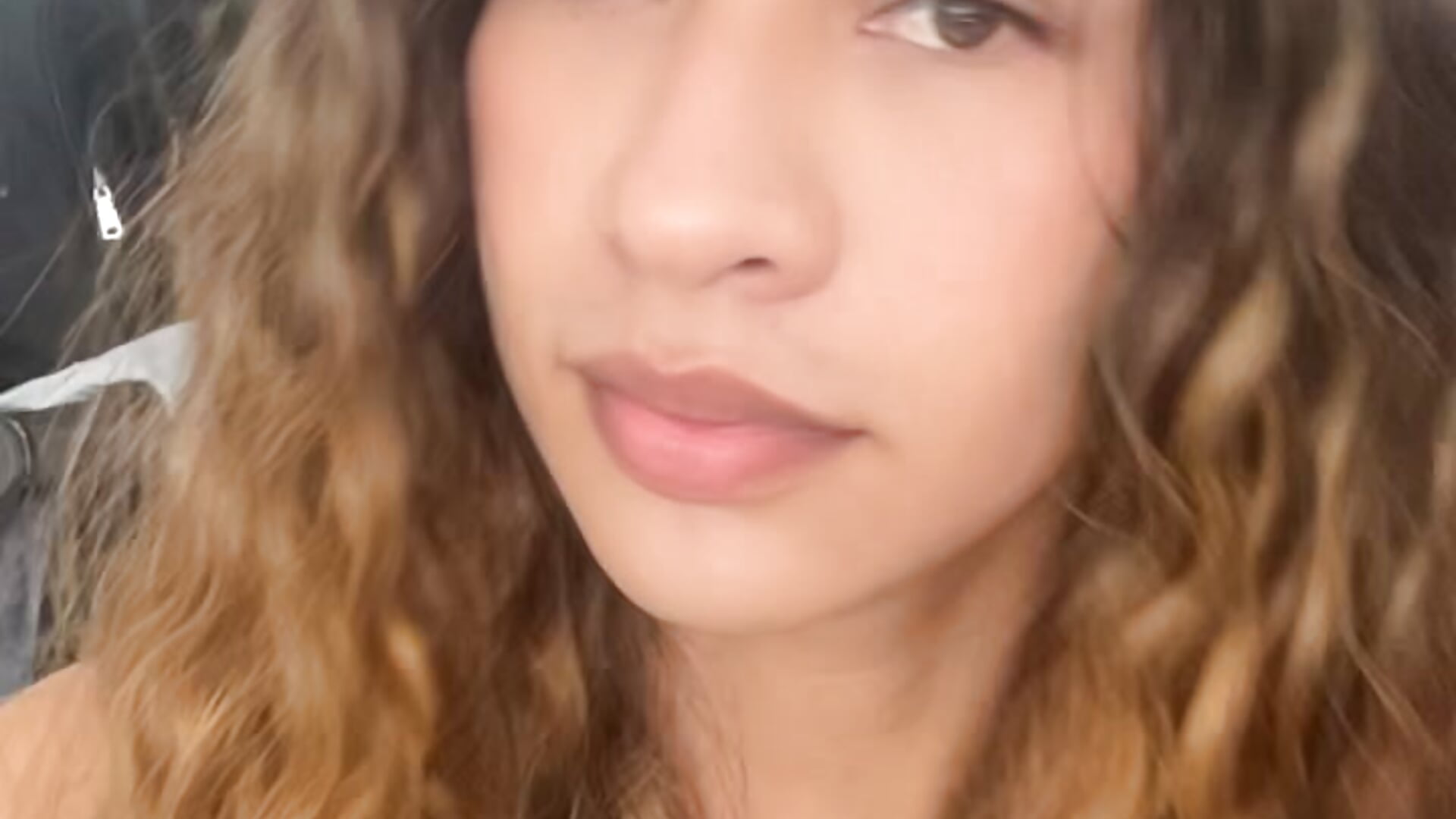A beautiful curly girl 😍🌸 – video od webkamerové modelky bloom_apple