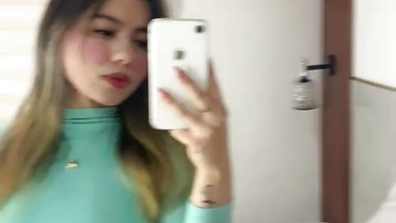 Hellooo! – video af emi_bloom cam-model