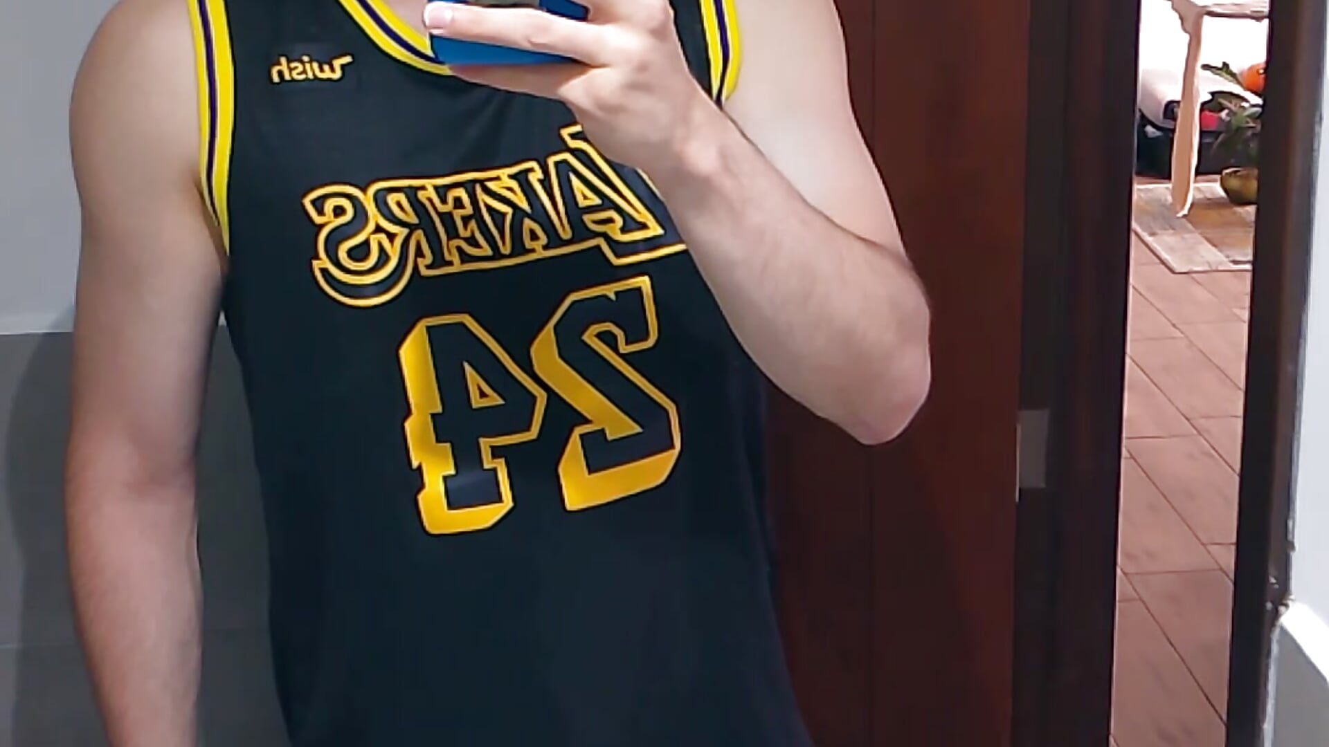 “Do you like how this shirt looks on me? 👀😈 - vídeo de CarterHott modelo de câmara