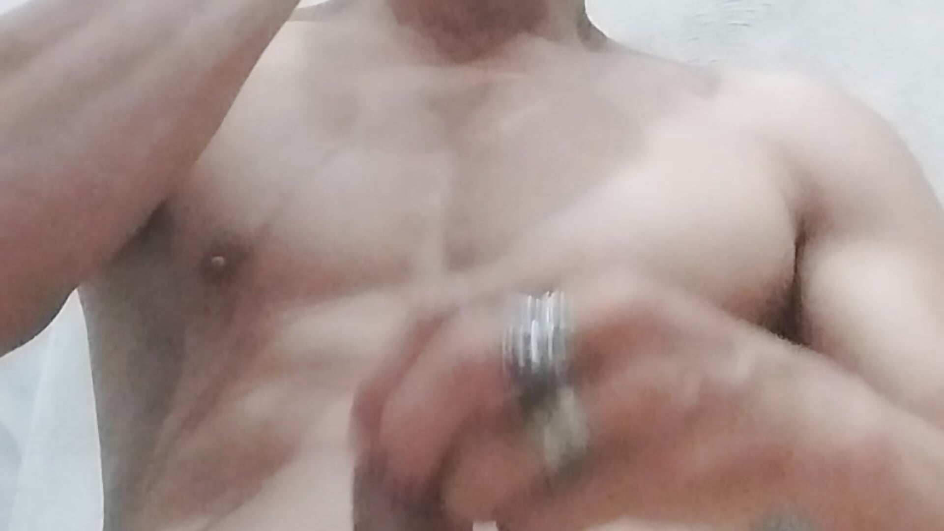 VID_20260411_165932.mp4 – video modela na kameri traiwe06