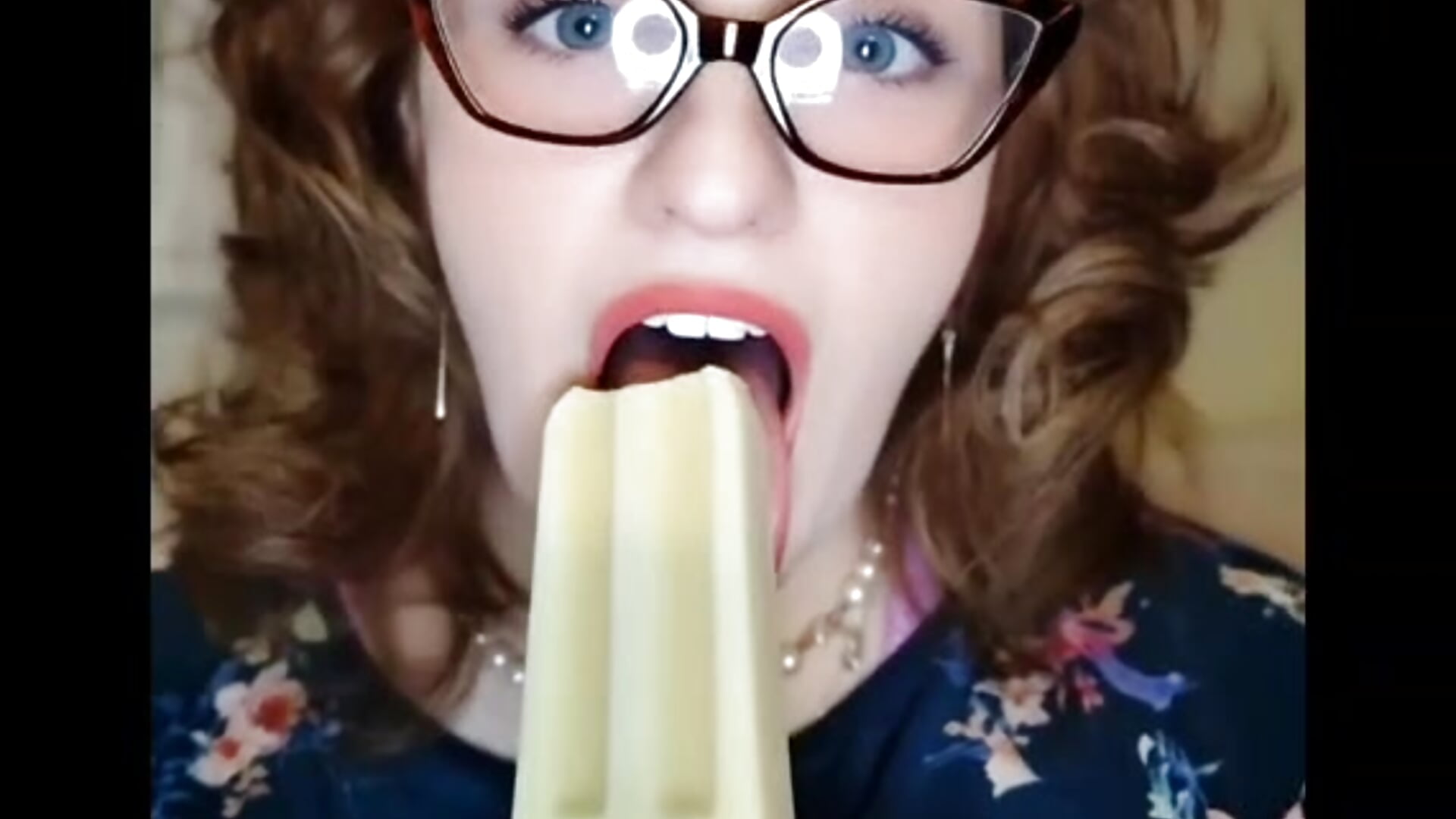 Me eating a ice cream - video van Teacher-Sue cam-model