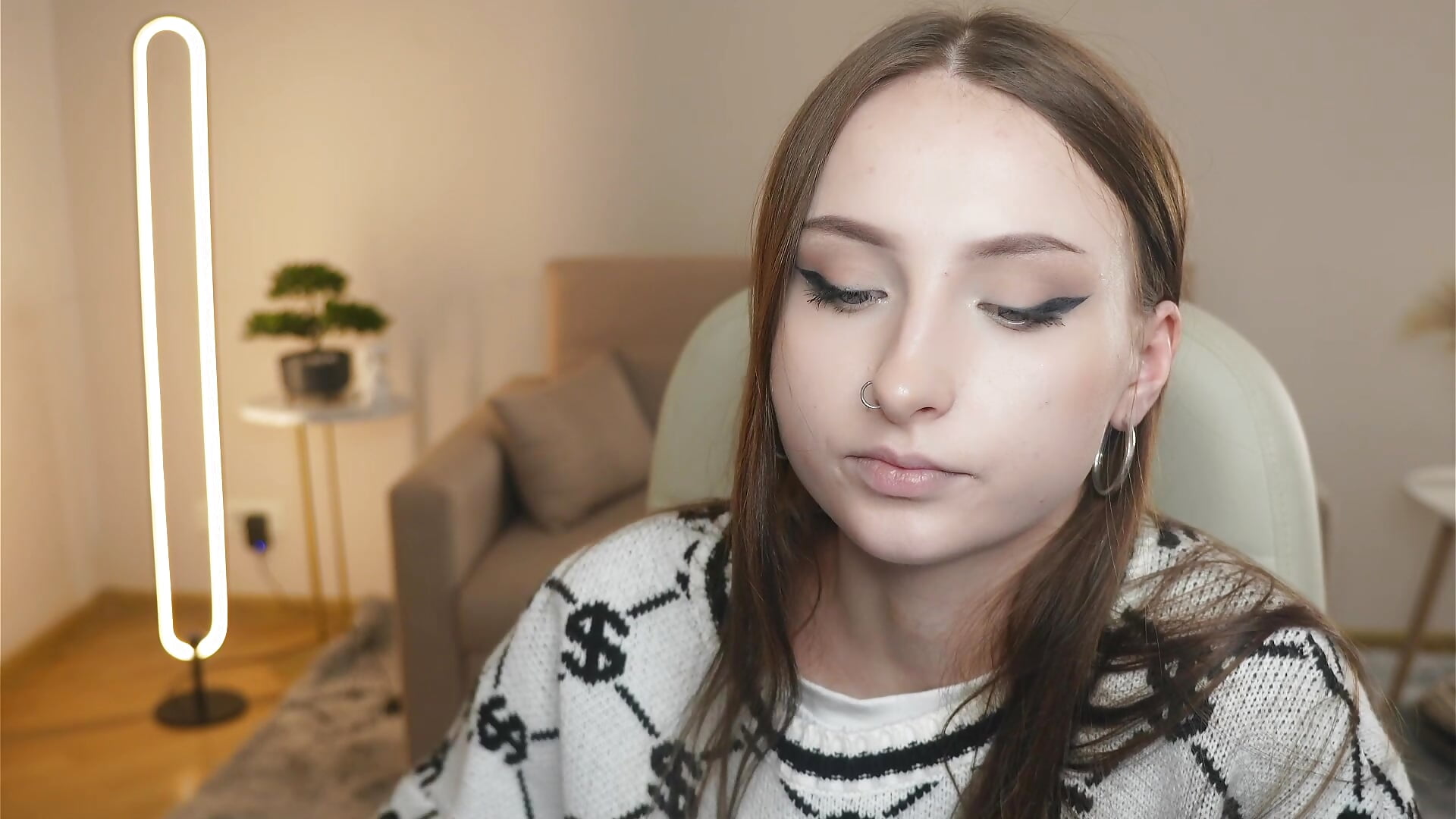 eye contact ;) - video oleh model kamera ArianeSole