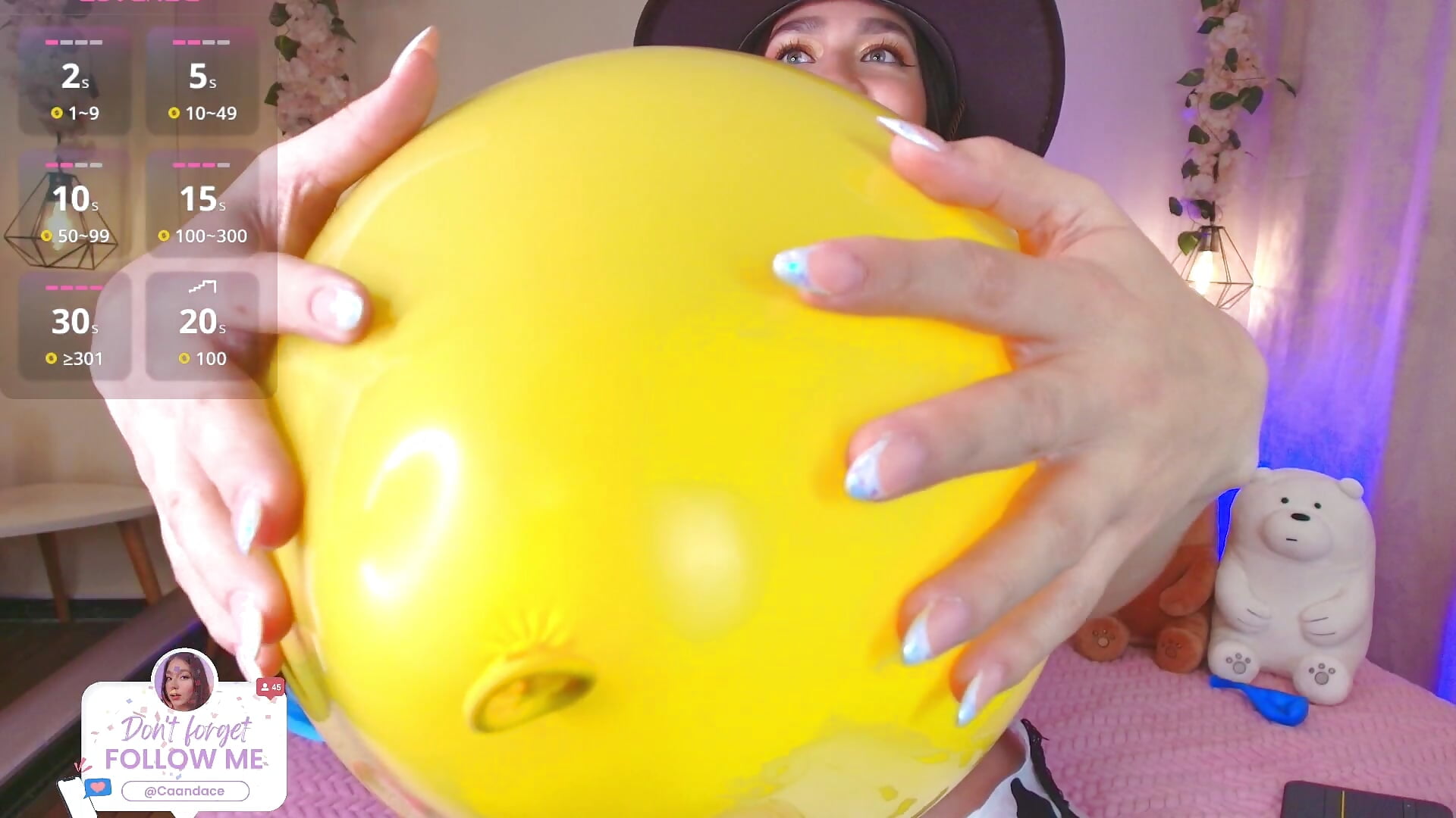 I love the sound of balloons with my nails - vidéo du modèle de showcams Caandace