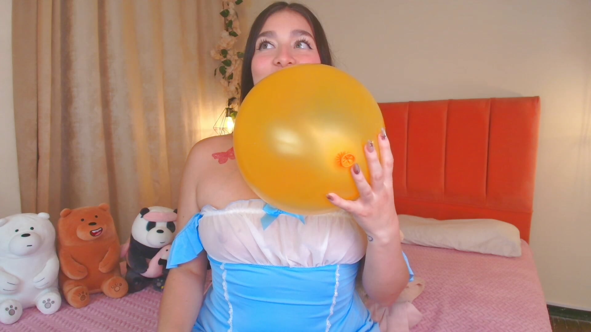 touching the balloon with your fingernails until it explodes - فيديو من Caandace موديل الكام