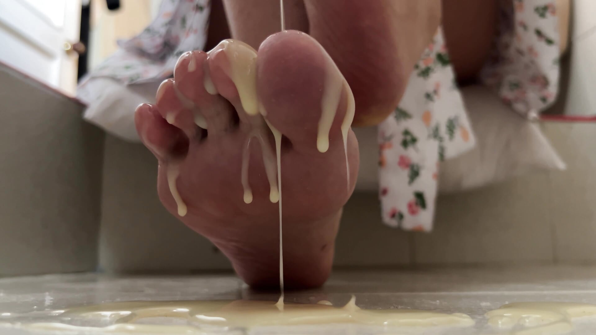 Do you like my beautiful creamy feet? – video af Caandace cam-model