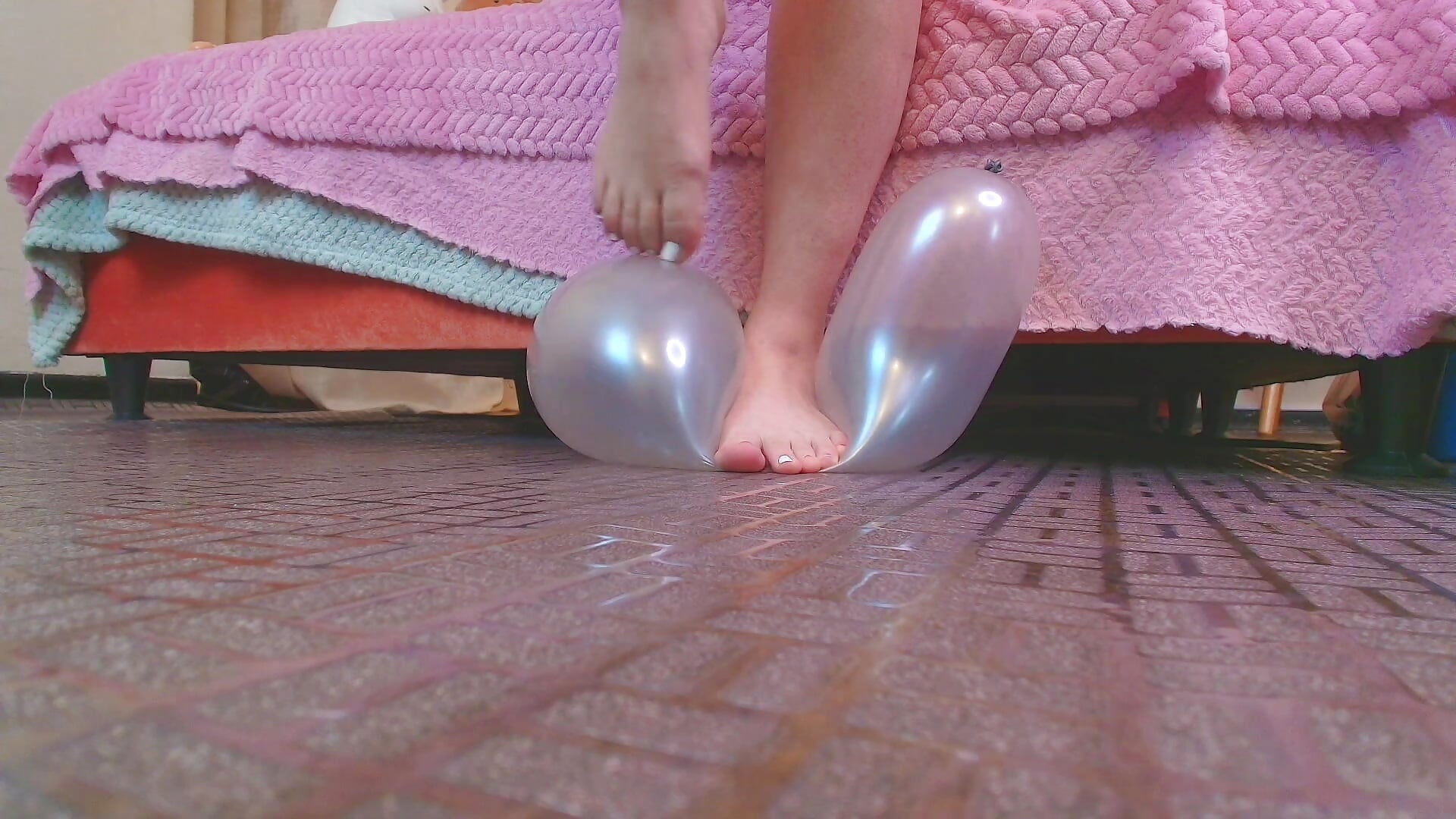 stepping on a balloon with my beautiful feet until it explodes - video by Caandace cam model