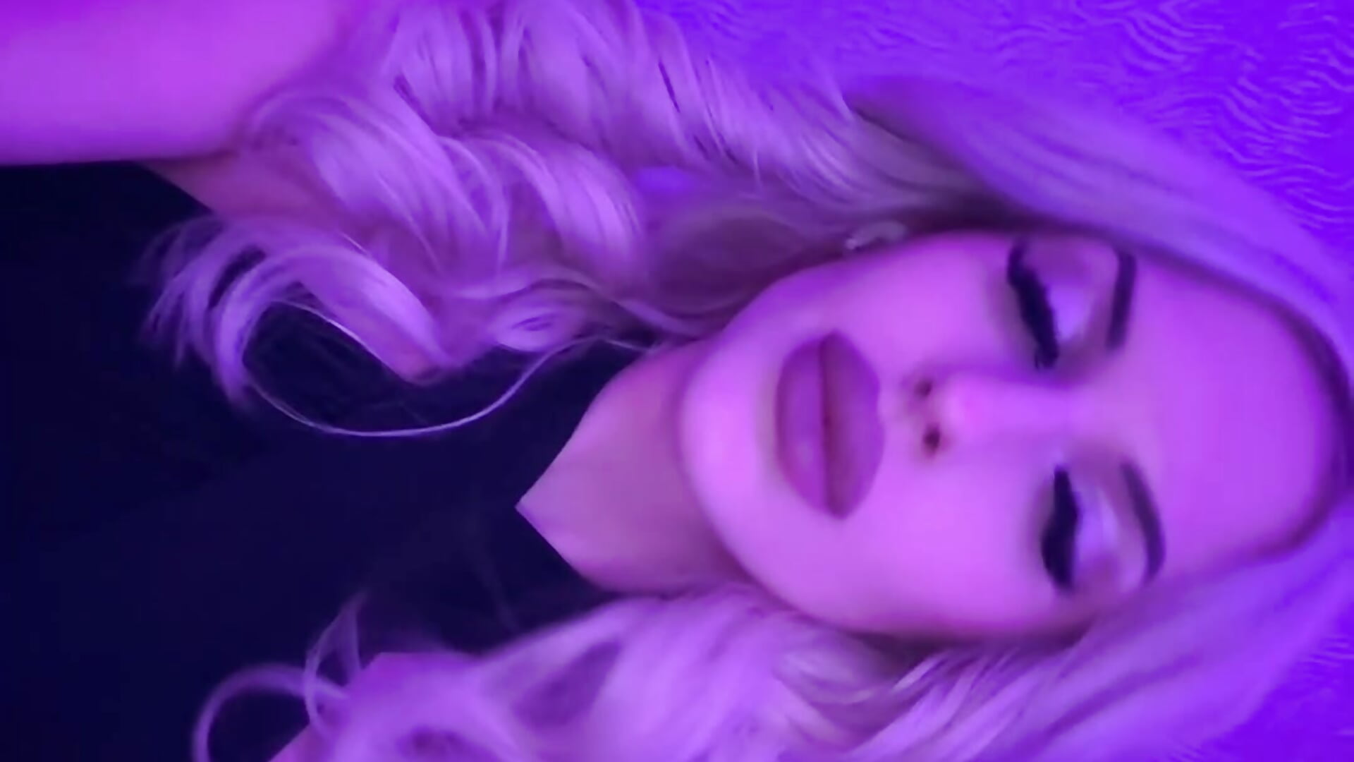 Vibe - video by barbieeesi cam model