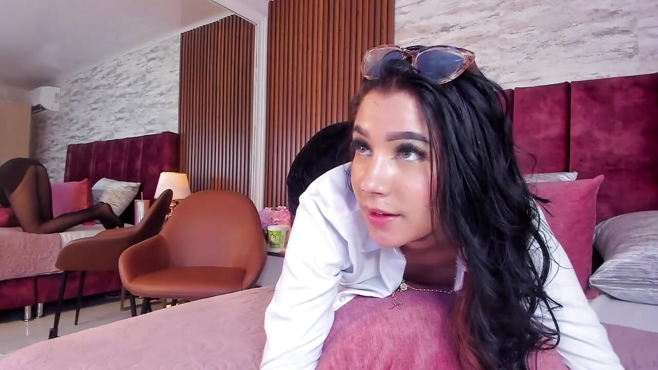 Do you want to smoke with me and have fun together? - video by nathalymooree cam model