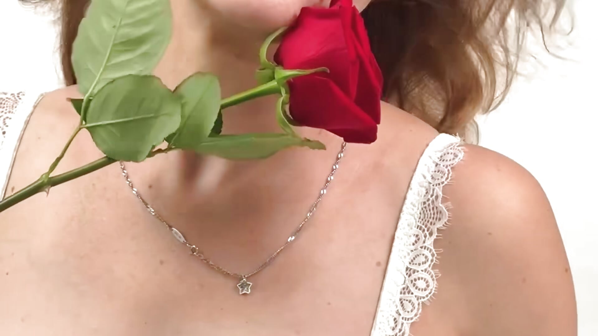 Lady in White - video by Lizacams cam model