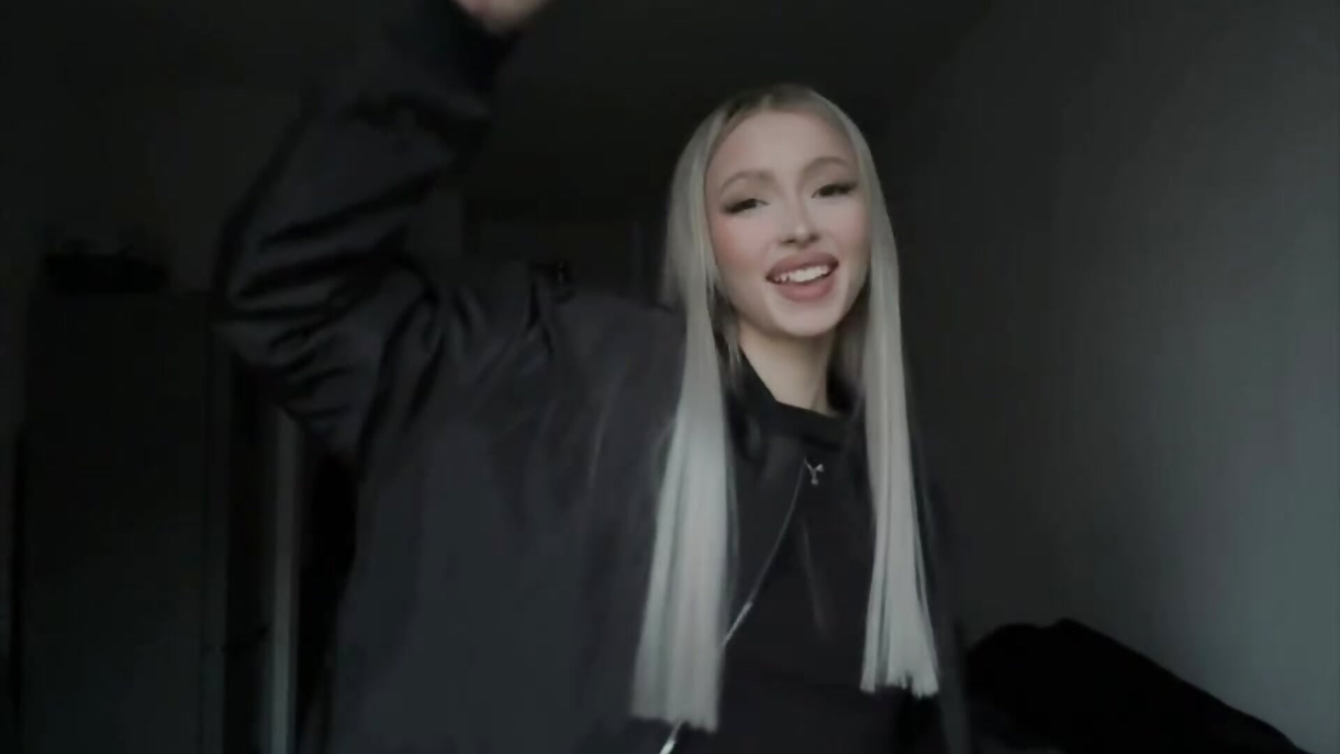 Behind Closed Doors - βίντεο μοντέλου ClonedAge