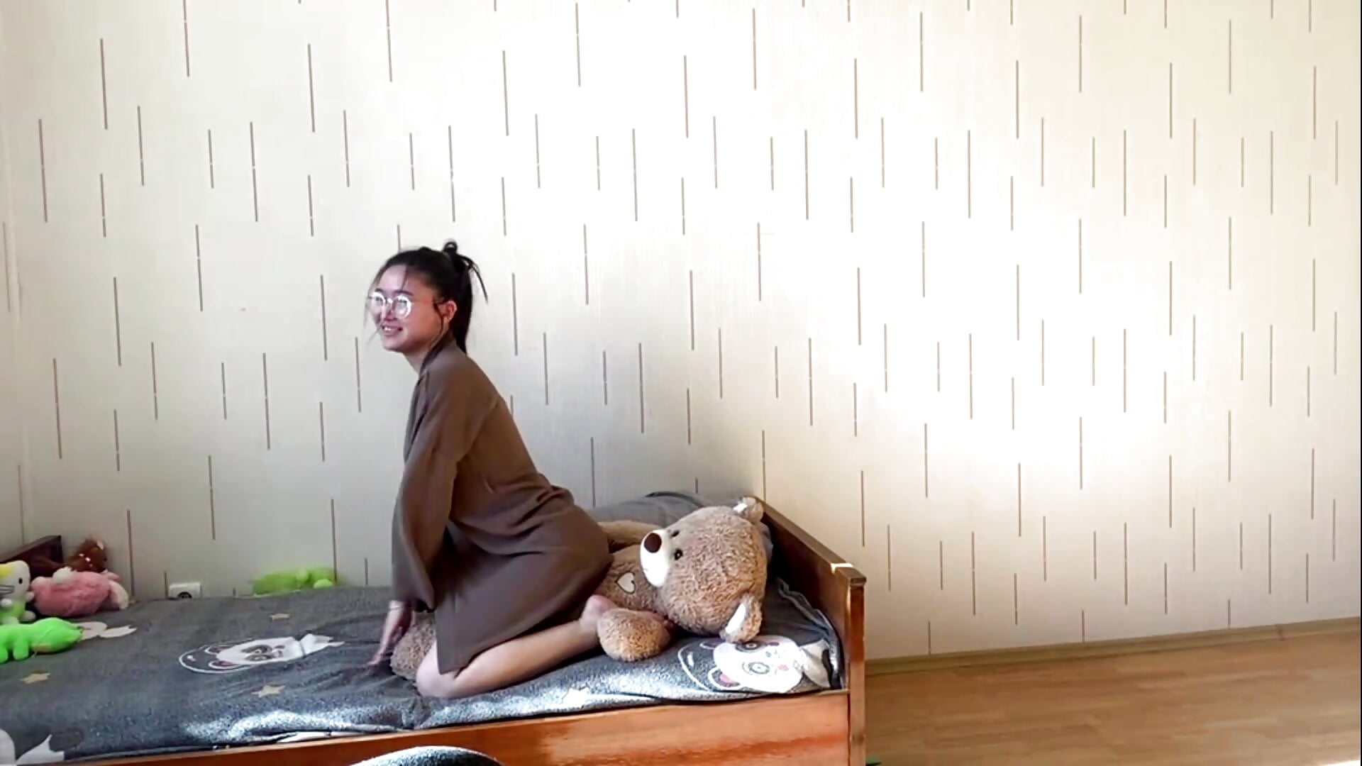 Showing the bear who is active here - YourMiIa 캠 모델의 동영상