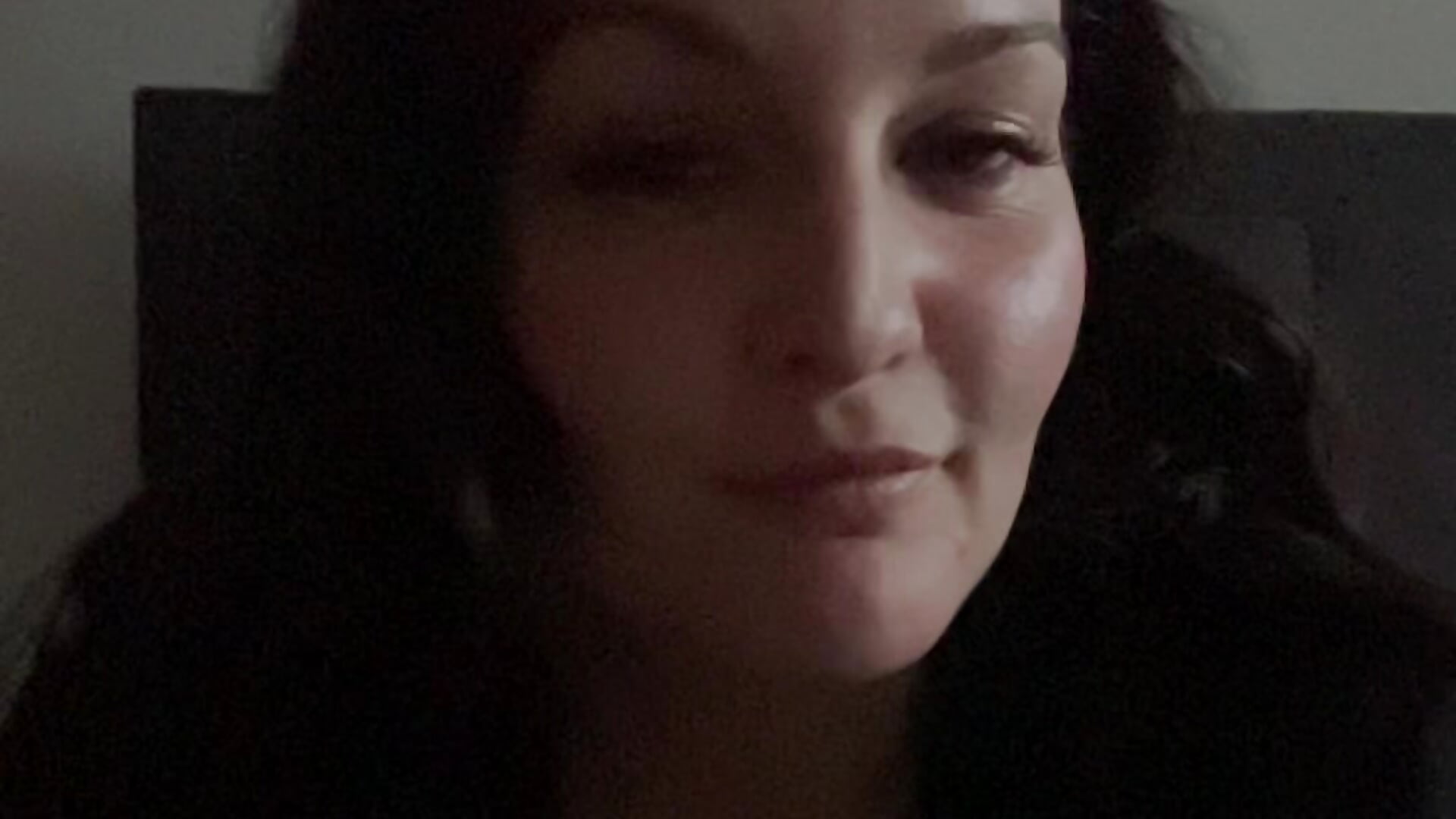 Hello😘 - video by CurvaceousCourtneyUK cam model