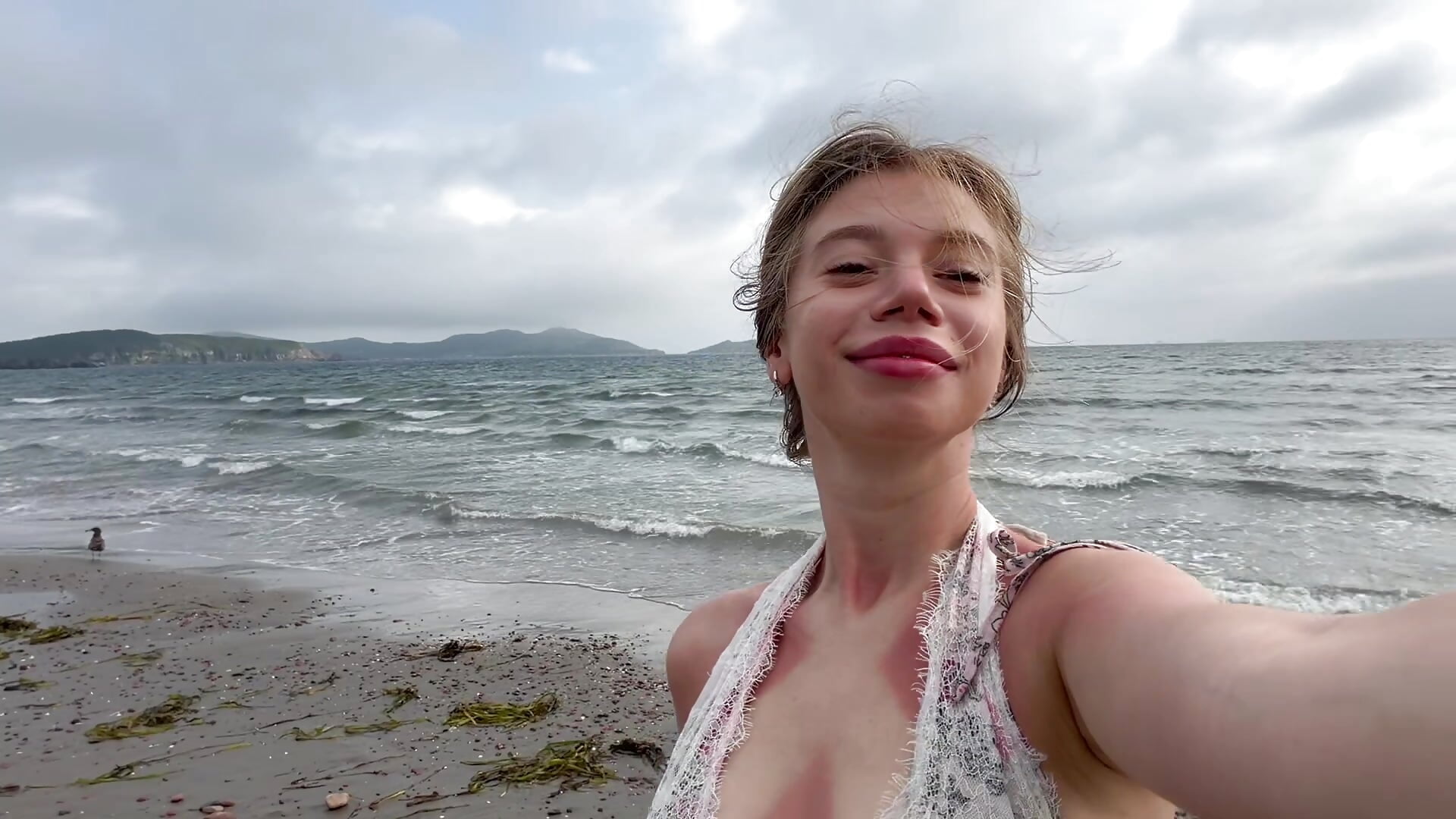 I had a relaxing holiday by the sea and now I’m back here—come and take a look at my tan! - BellaSuns 캠 모델의 동영상