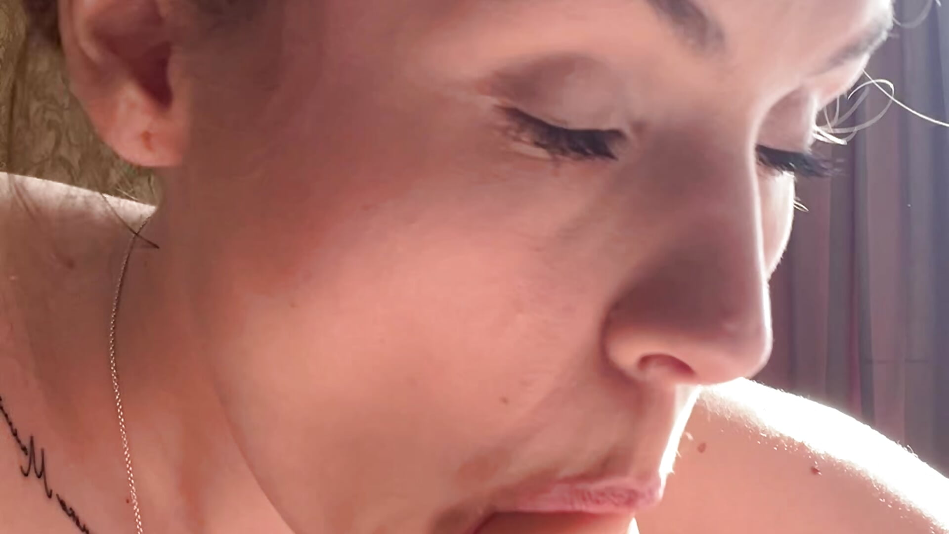 Blowjob with a dildo－カメラキャストのLoraTemptの動画