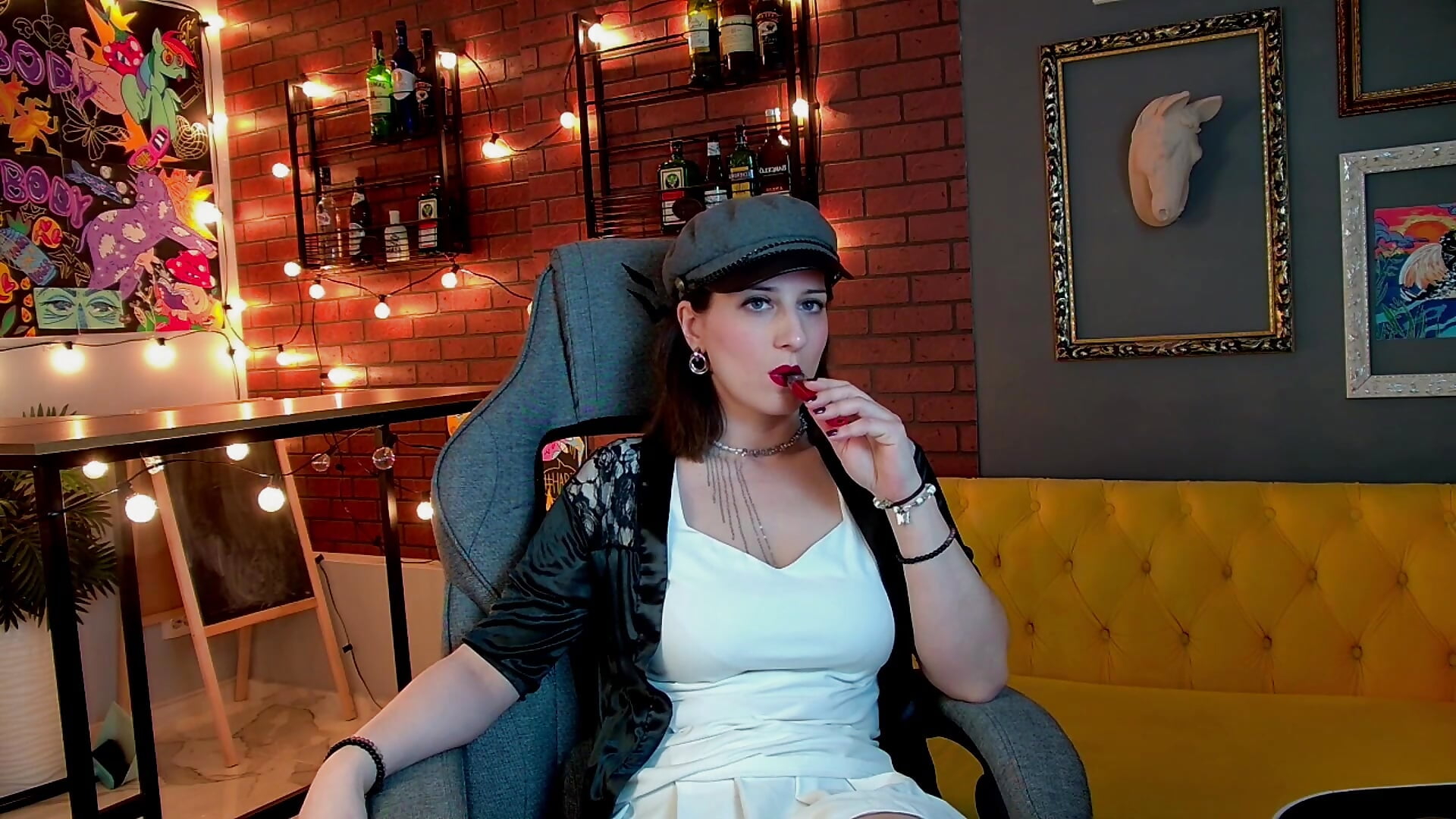 smoke - clip cu EmmaWheelers model videochat