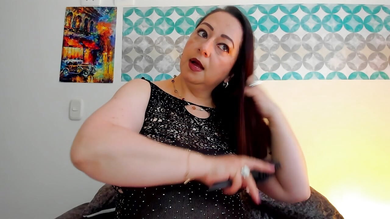 Brushing my hair - clip cu sam_smiith model videochat