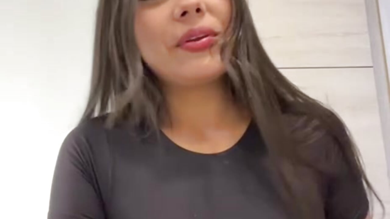 Me - video oleh Emma_Revees kamera model