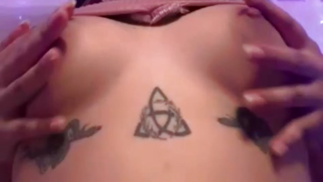 My sweet tits 😍 – видео вебкам-модели Emily_Roussee