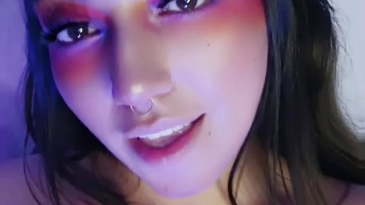 A secret just for you… 😘 - video di Emily_Roussee modella di cam