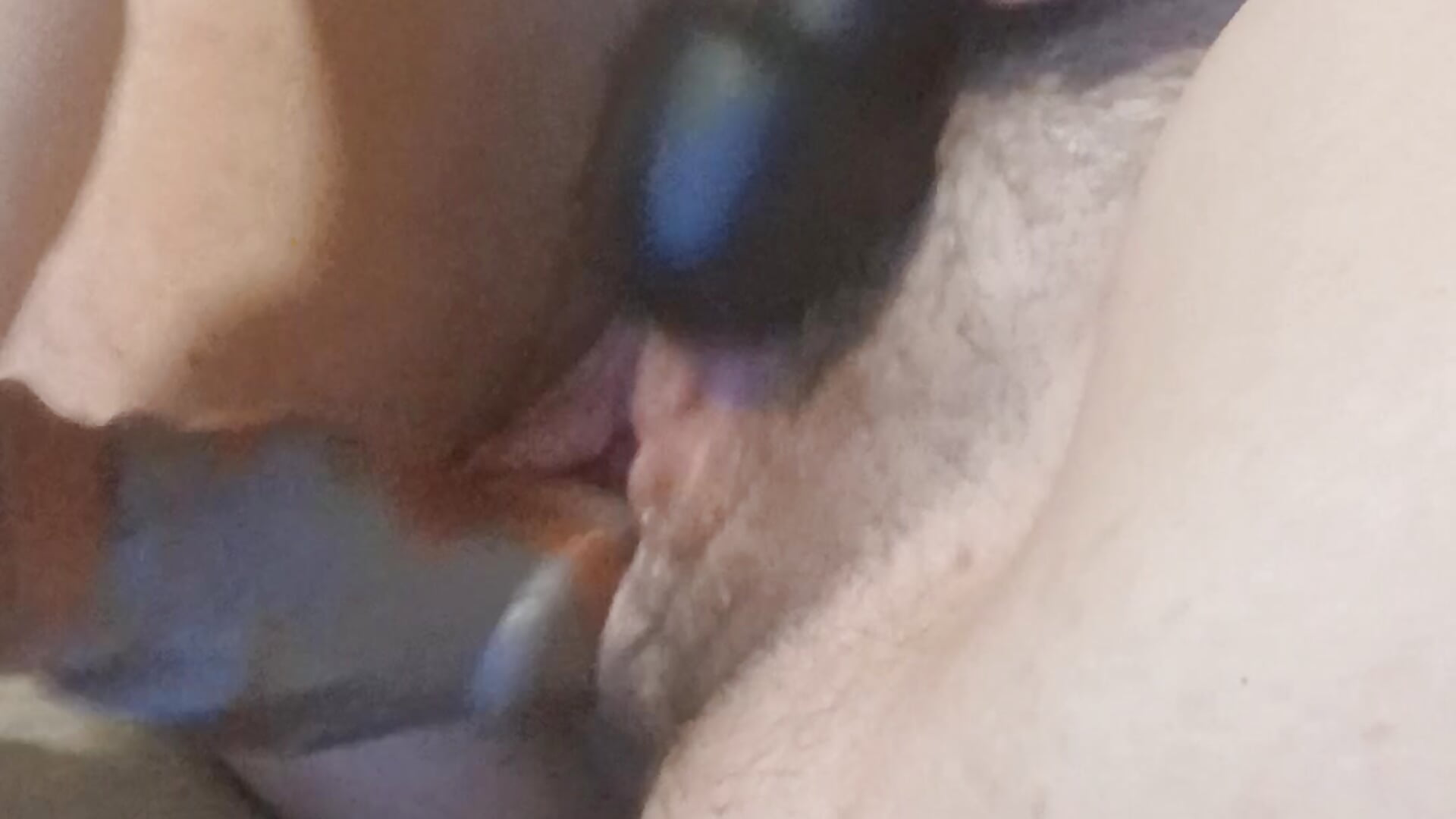 Je me baise fort au gode dragon pendant un stream