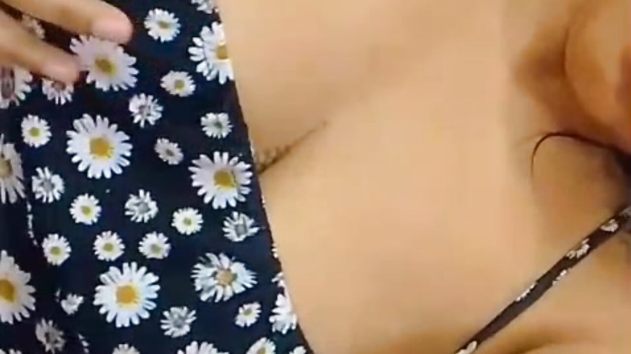 How delicious a tit squeeze feels－カメラキャストのAzurablazeの動画