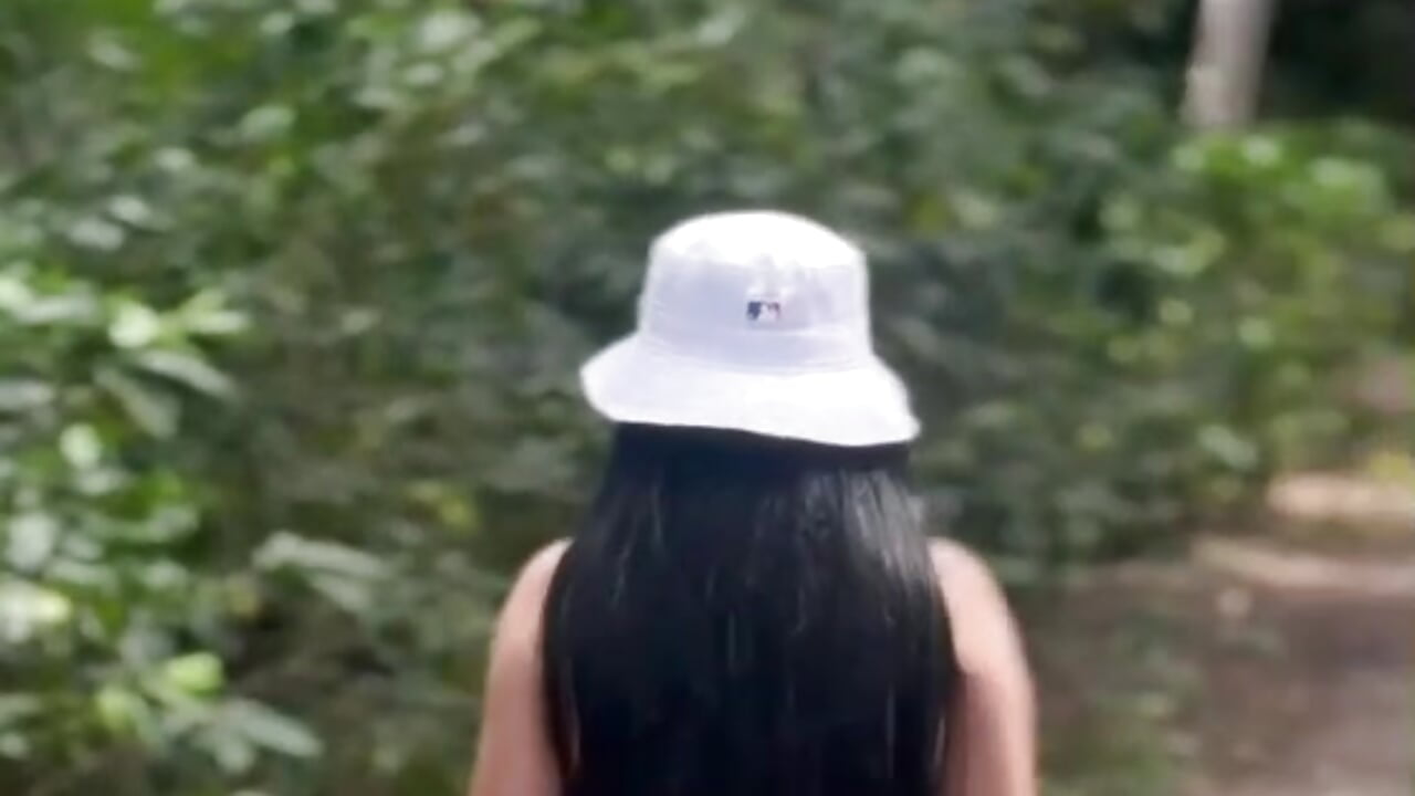 I take a deep breath, close my eyes for a moment and let the aroma of the earth and flowers awaken m - sckarlet1 캠 모델의 동영상