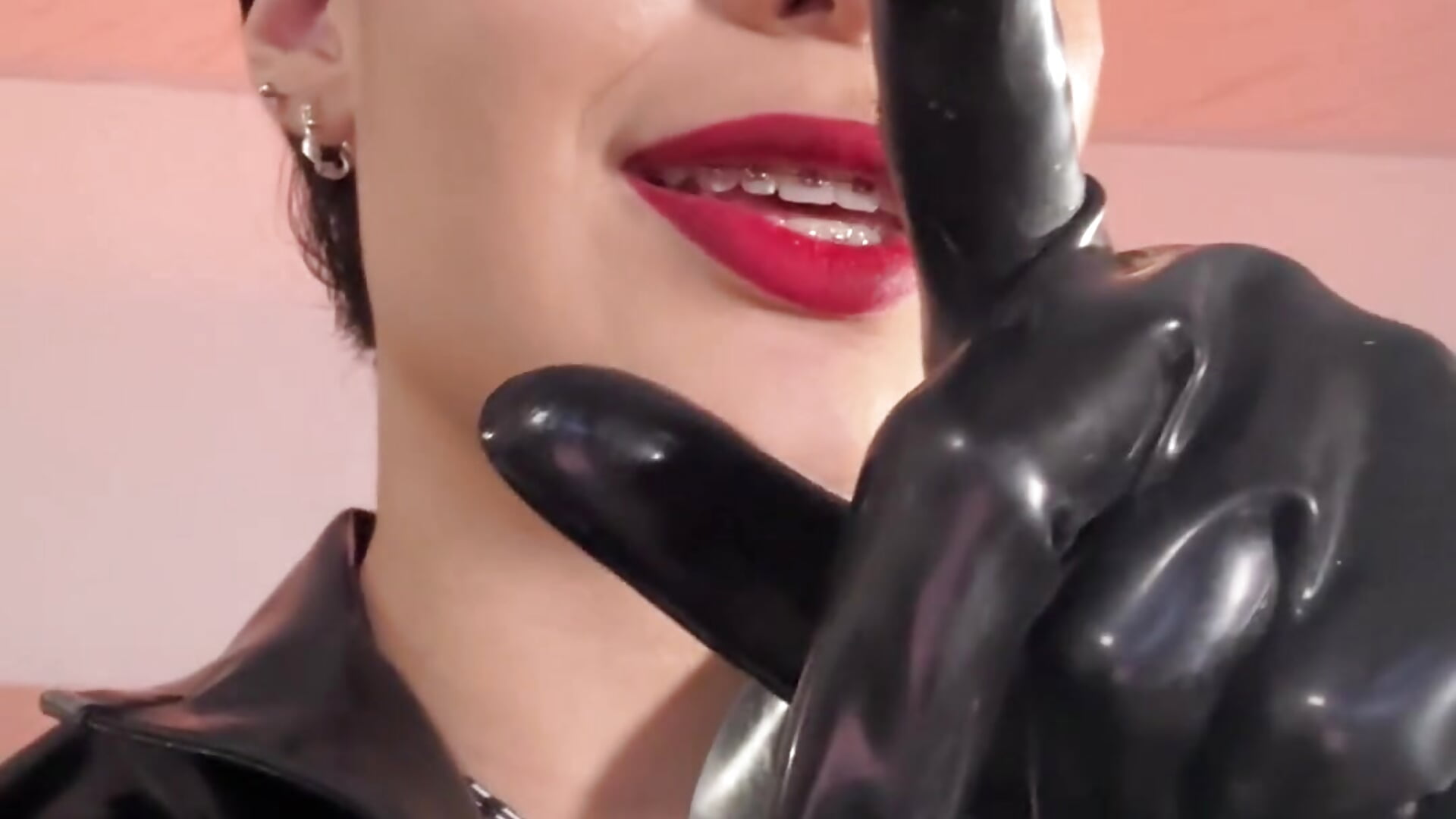 I am your latex goddess, come clean me when I finish playing with my bull – видео вебкам-модели DaphneWayne