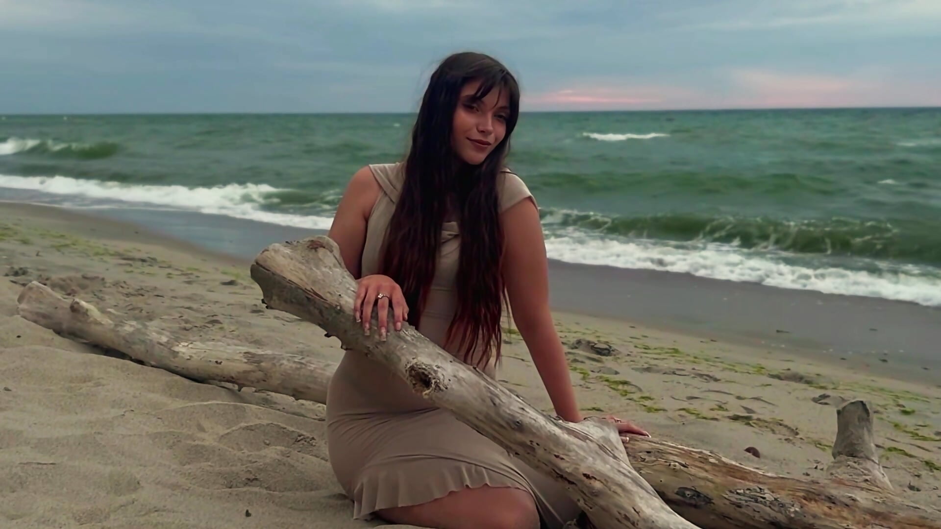 among sand and sea🤍 – video modela na kameri soulless_
