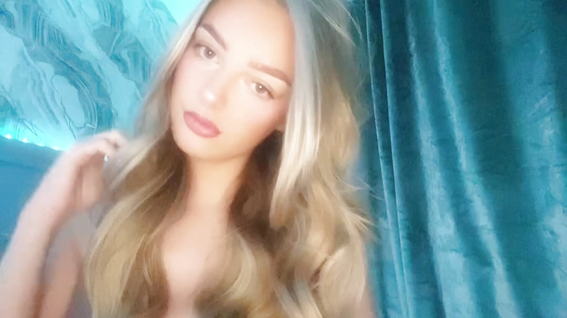 What does she have? - video LusciousLailax kameramallilta