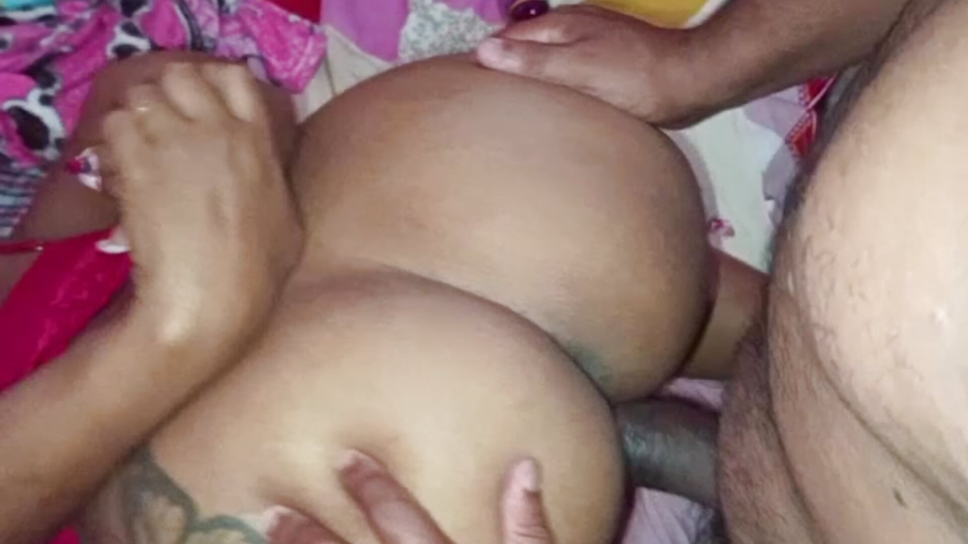 Esse macho gostoso metendo com força