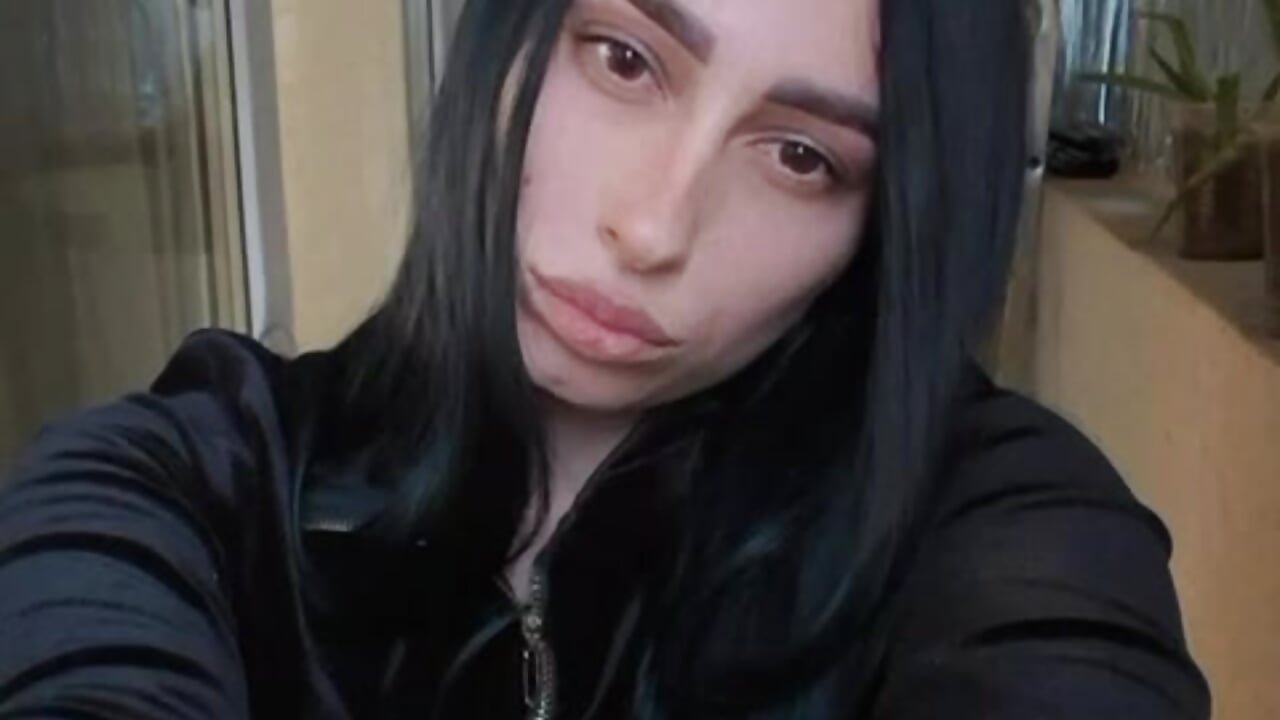 Serious face with a happy soul - clip cu ZeynepX model videochat