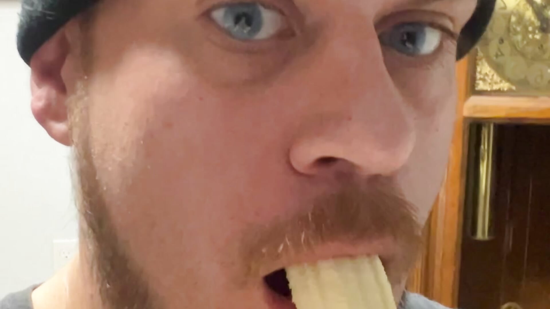 This sh*t is bananas – video modela na kameri Lovemonsta69