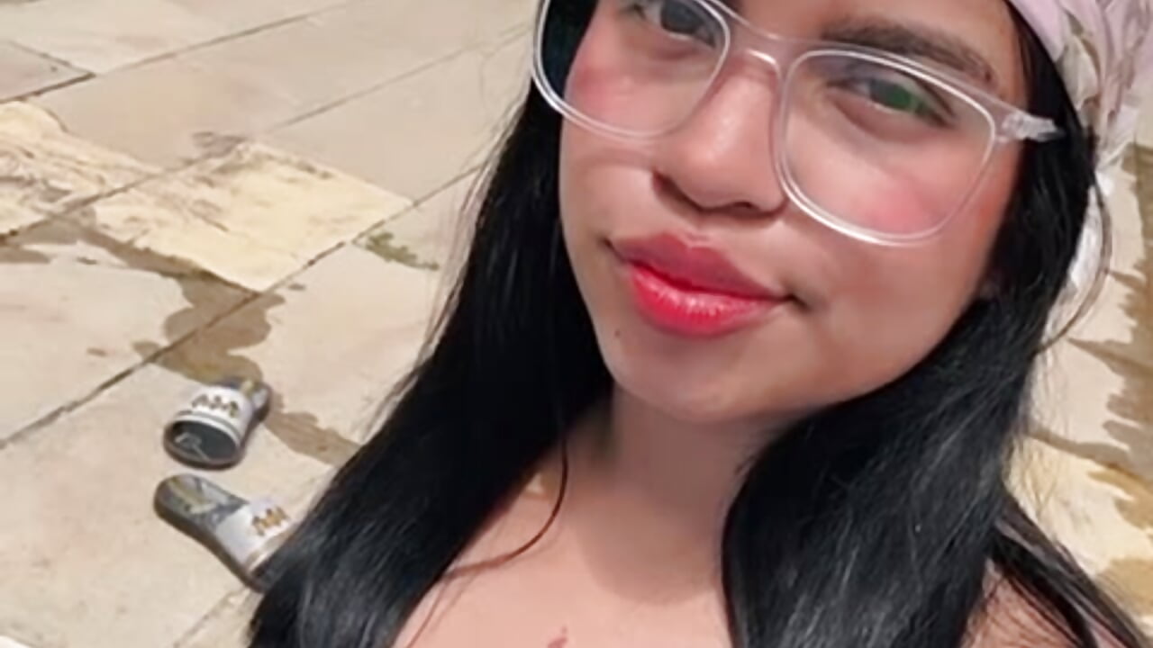 pool day💦 - video di Emmaa_smith1 modella di cam