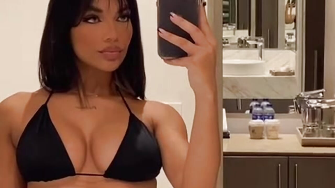 MIRROR TIME! 🖤 - vídeo de la modelo de cam Addele_Rose