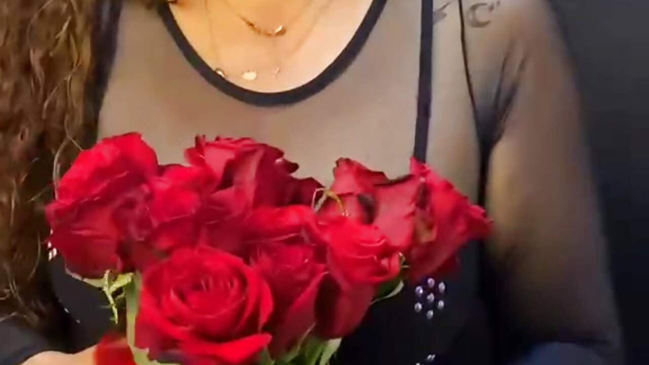 😈❤️ Between petals and temptations... this morning is getting dangerous 🌹🔥 - video av Milf_Drip cam-modell