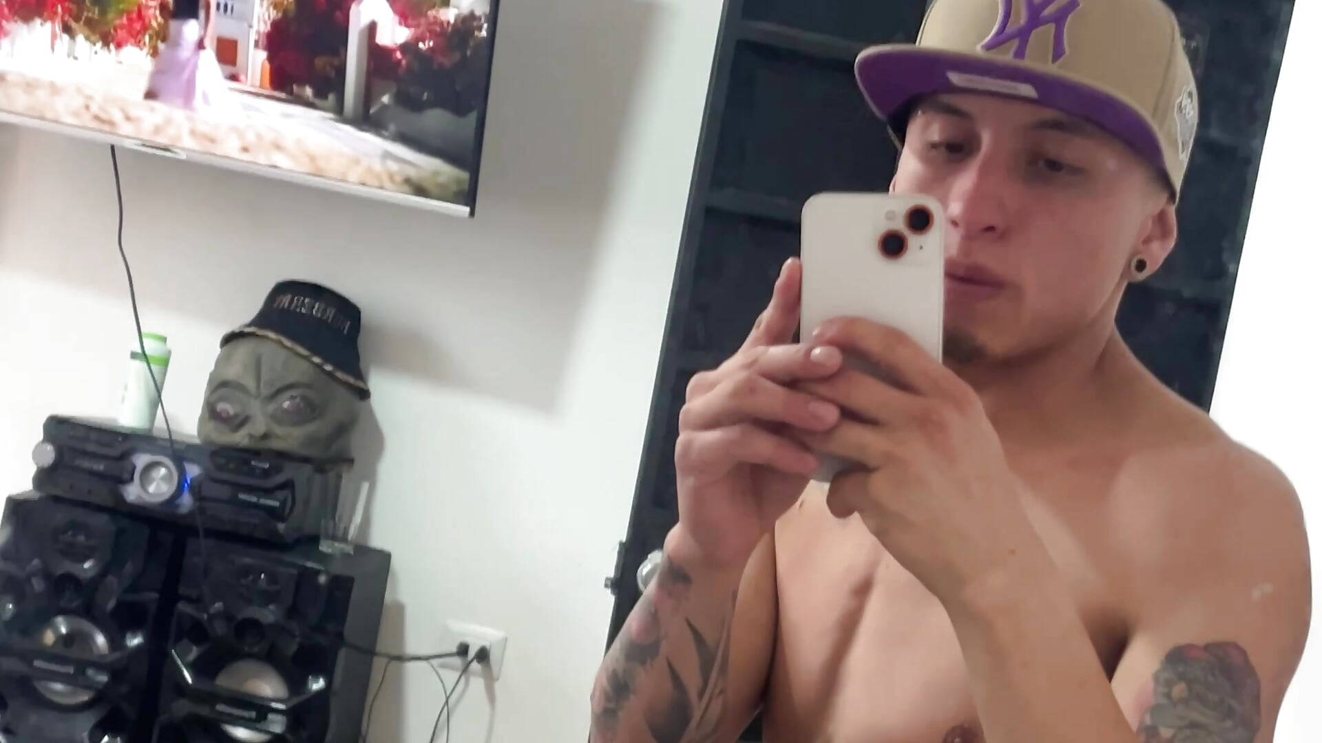 Calm Boy - відео від вебкаммоделі ManSexyyHot