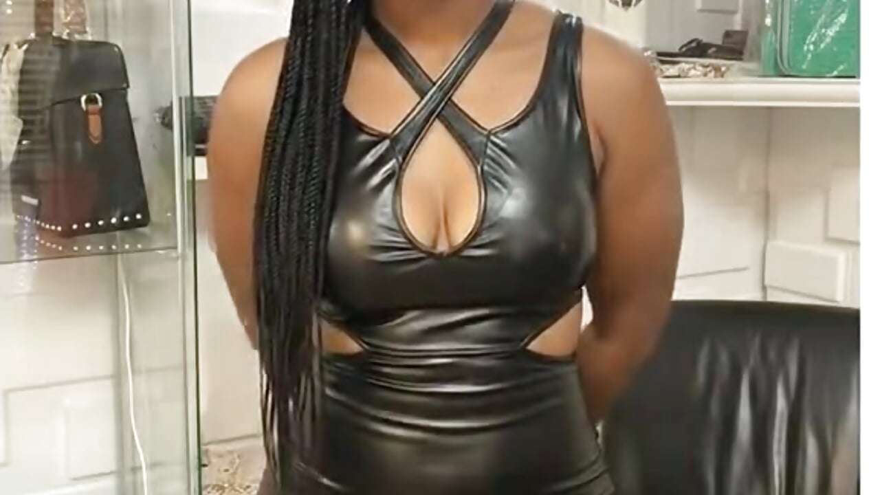 KatWoman💜 – видео вебкам-модели SweetParadise101