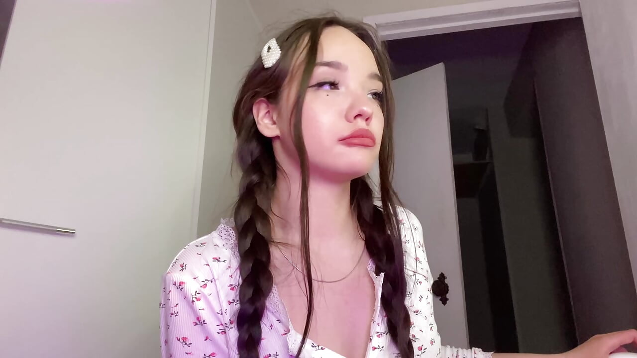 eating while studying - clip cu Milly_Lane model videochat