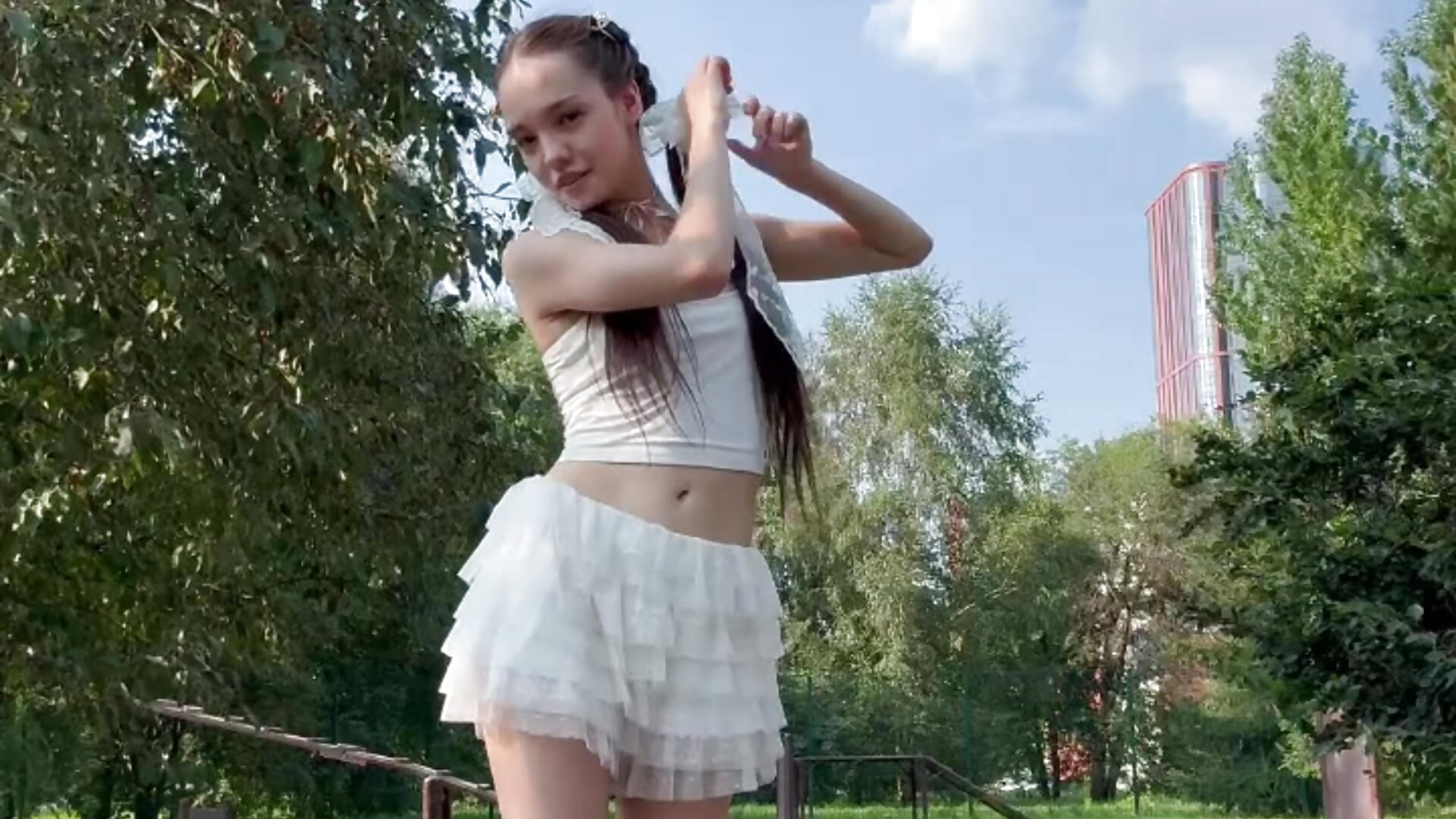 White Frills and Bows - vídeo de la modelo de cam Milly_Lane