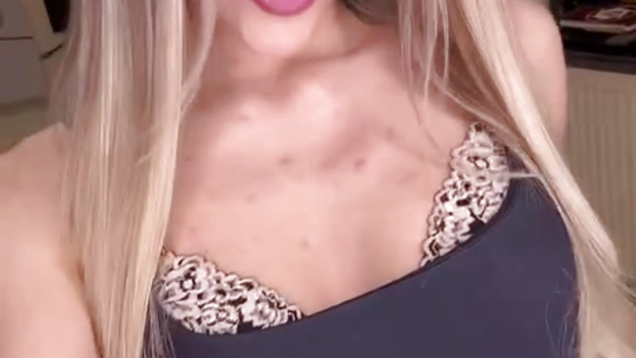 Why u so obsessed with me? 😝 – video od webkamerové modelky KatieCutieXooo