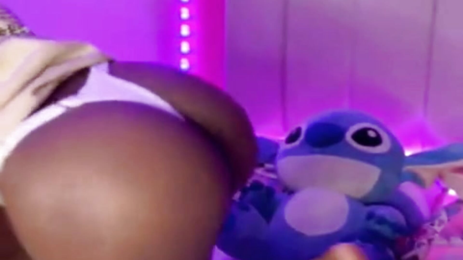 New Look - ChannelQueen adlı kamera modelinin videosu