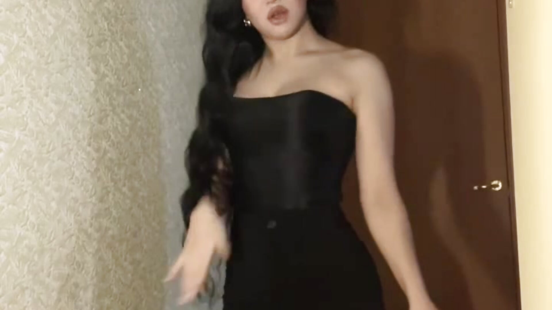 My sexy outfit – video modela na kameri LentUtensil