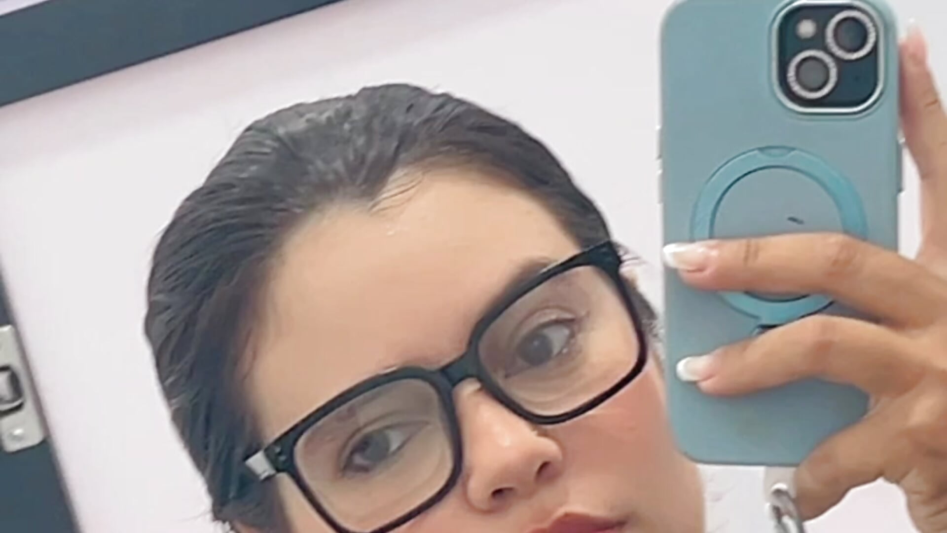 B817F57D-DAB5-4F2C-A57E-B8BF68B3AA5E – video od webkamerové modelky veeelvett