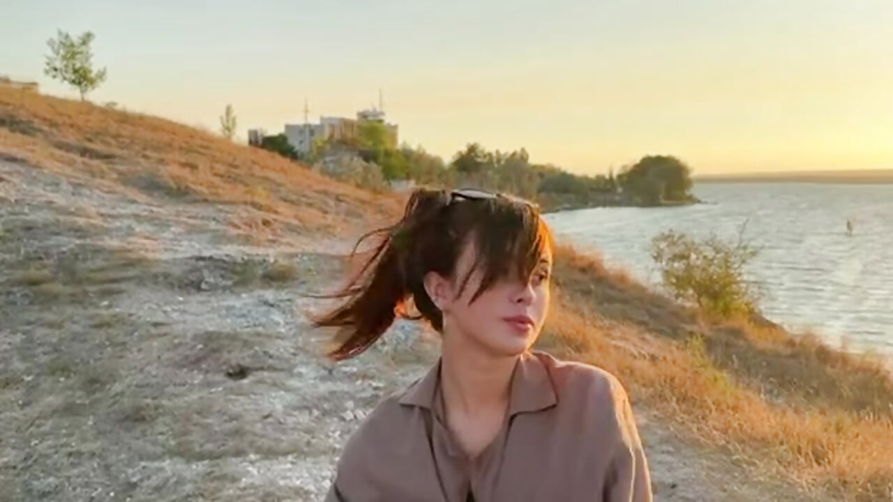 dear to you - video van LareeGuzzo cam-model